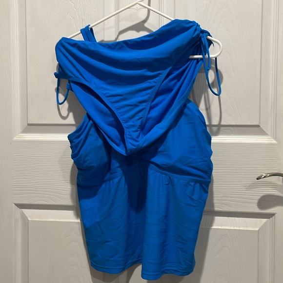 Royal blue Tankini set size 1X. Slight padding in the bra. - Picture 2 of 3